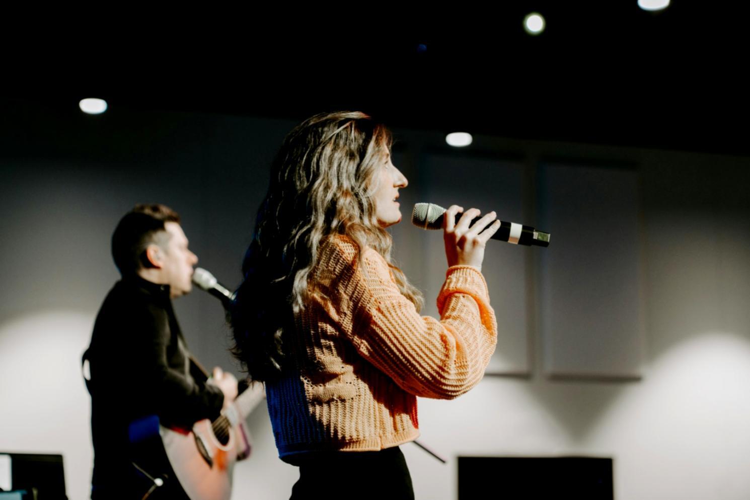 Setup home studio con monitor da studio e tastiera MIDI