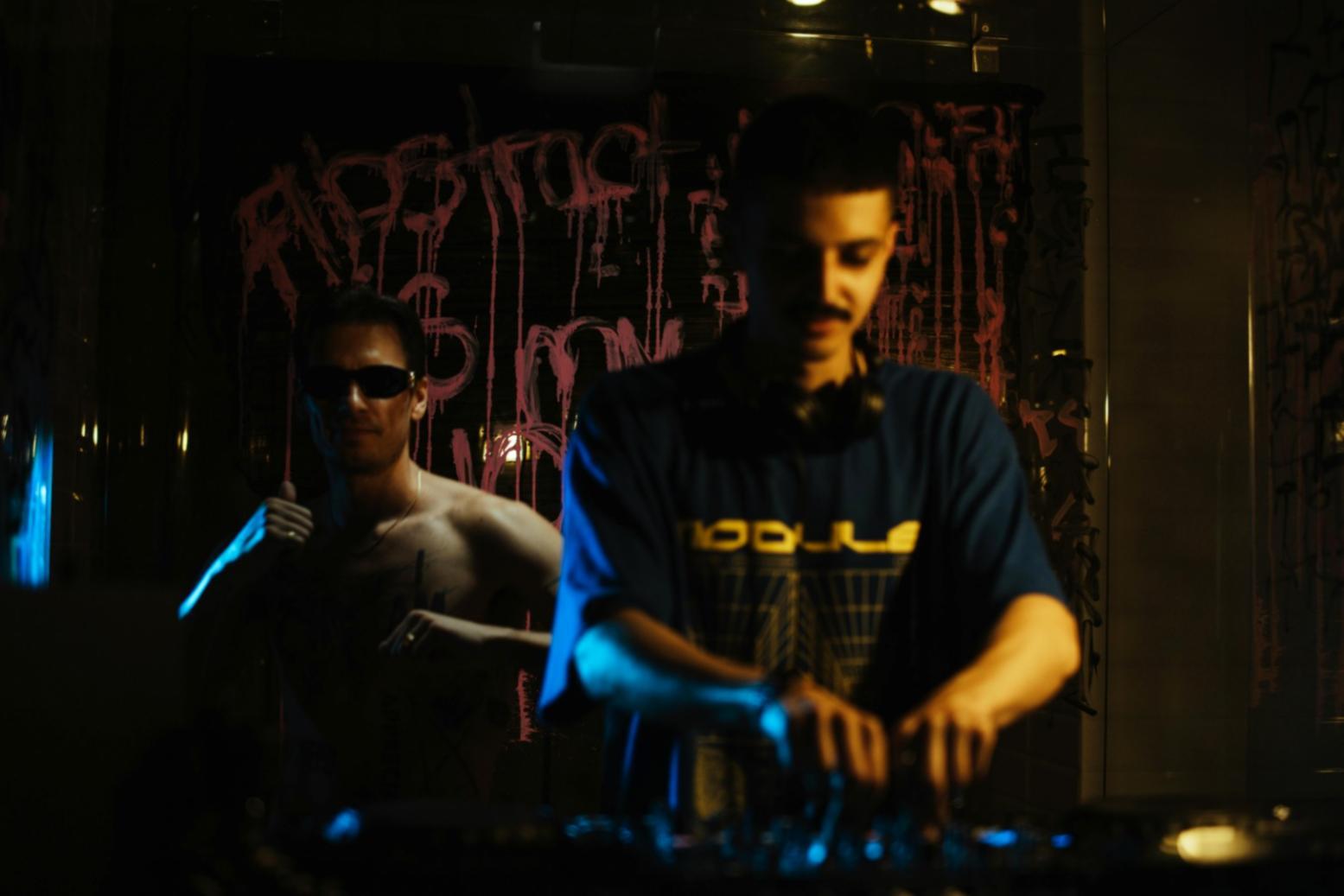 Studio di registrazione con strumenti musicali e attrezzature professionali