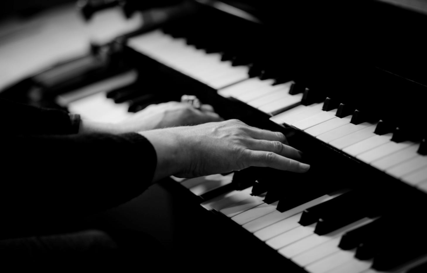 Persona che scrive musica e testi in un ambiente creativo e stimolante