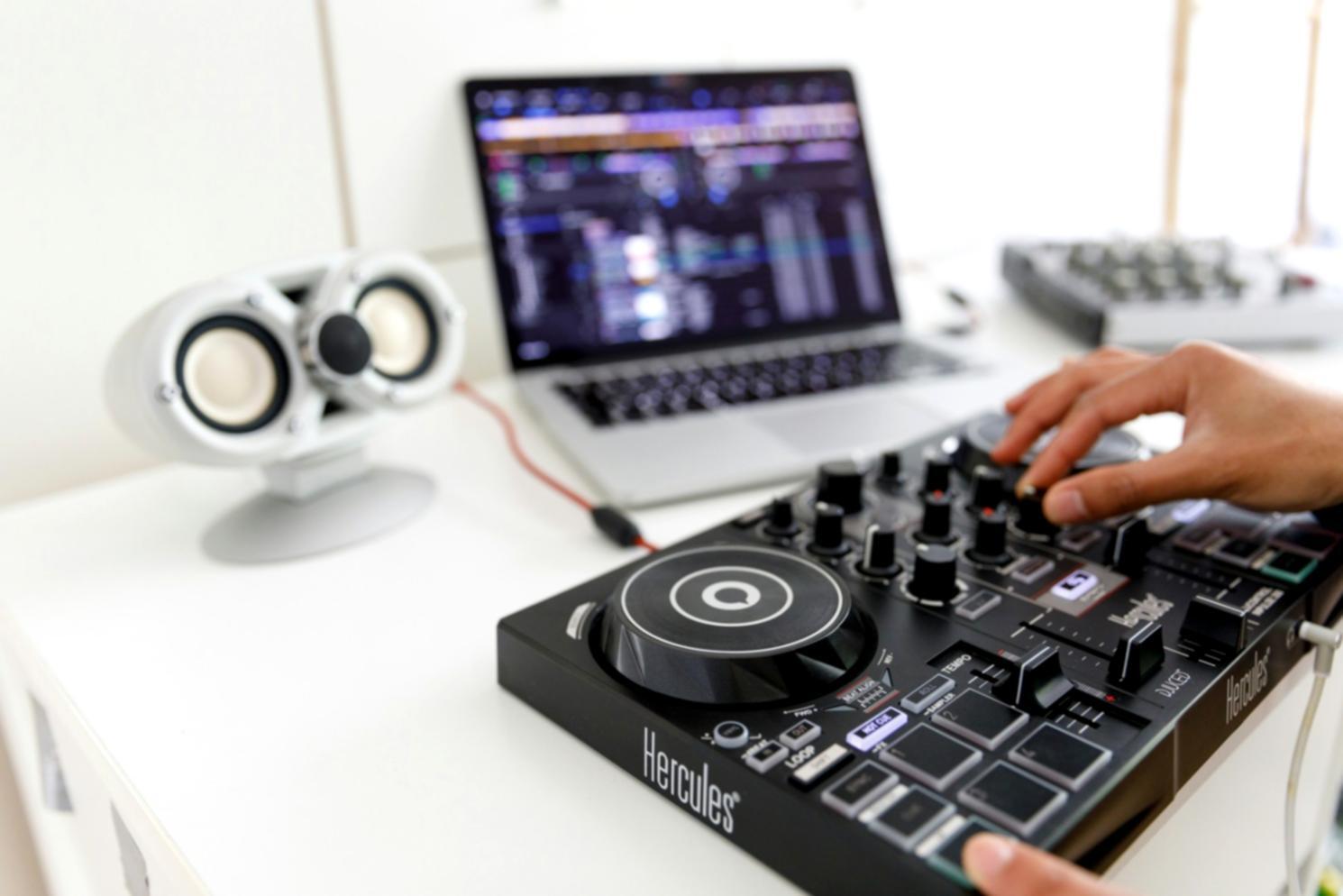 Musicista che compone al pianoforte in ambiente creativo